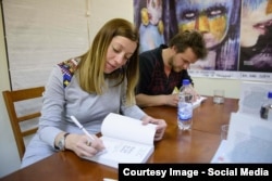 Екатерина Сергацкова подписывает книги на встрече с читателями