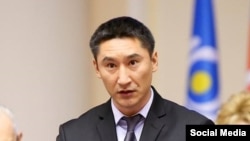 Алмазбек Асанбаев.