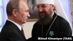 Керуючий справами УПЦ (Московського патріархату), митрополит Бориспільський Антоній (Паканич) під час вручення йому президентом Росії Володимиром Путіним (ліворуч) державної нагороди Росії. Київ, 27 липня 2013 року
