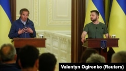 Президент України Володимир Зеленський (праворуч) і голова МАГАТЕ Рафаель Ґроссі піл час спільної пресконференції. Київ, 26 квітня 2022 року