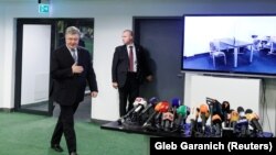 Чинний президент і кандидат у президенти Петро Порошенко після здачі аналізів на НСК «Олімпійський» у Києві, 5 квітня 2019 року