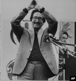 سخنرانی بنی‌صدر در مقابل سفارت اشغال شده آمریکا در تهران، در خرداد ۱۳۵۹