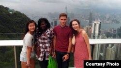 Лізавета Дзятко (справа) і «касьмічны» Ганконг