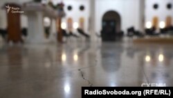 Тріщини на підлозі храму греко-католиків на Лівому березі біля недобудованого ЖК «Сонячна Рів'єра»
