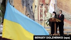 Вселенський патріарх Варфоломій I і президент України Віктор Ющенко (праворуч) під час урочистостей з нагоди 1020-річчя Хрещення України-Руси, 26 липня 2008 року