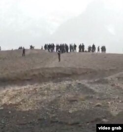 Дар чанд видео, ки дастраси Радиои Озодӣ шуд, таҷаммӯи сокинон дида мешавад