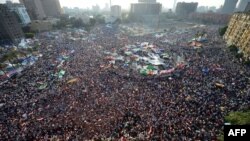 Мурсинин колдоочулары Каирдеги Тахрир аянтында анын жеңишин белгилешүүдө, 24-июнь, 2012