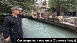 Ош шаарынын мэри Жеңишбек Токторбаев Ак-Буура дарыясынын корук аймагына чыгып кеткен мыйзамсыз курулуштарды тазалоо иштерин уюштурууда. 4-август, 2025-жыл.