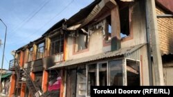 Кыргыз-тажик чек арасындагы куралдуу жаңжалда өрттөлгөн Арка айылындагы имарат. 