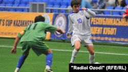 Футболисты во время матча между юниорскими  командами Казахстана и Таджикистана. Душанбе, 10 июня 2011 года. 