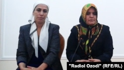 Манижа Шаҳбозбекова, ҳамсари Шерик Карамхудоев (чап) бо Зарафо Раҳмонӣ (рост) ҳангоми нишасти хабарӣ. Душанбе, 12-уми ноябр