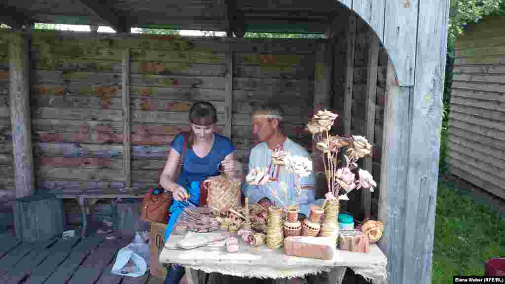 Но есть и оборотная сторона этого сказочного города. Если бы не путешественники, то жителям Суздаля пришлось бы туго, в чем они сами сознаются. Поэтому суздальцы рады туристам круглый год, ведь за счет них они и выживают. Гости заказывают экскурсии у извозчиков на карете с лошадиными упряжками, скупают целыми сумками различную сувенирную продукцию, разноцветные валенки и кокошники, берестяные и глиняные изделия. Кстати, по желанию местные ремесленники могут даже обучить туристов гончарному мастерству или плетению из бересты. Например, повязка, которая, по словам мастера, снимает головную боль, стоит 100 рублей. К слову, ремесленное мастерство в маленьких туристических городах очень развито.