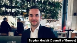 Bogdan Geabă este un tânăr bancher din Londra care are în spate o carieră de invidiat. Nu exclude să se întoarcă în România. Depinde doar de unde va ajunge în viitor țara.