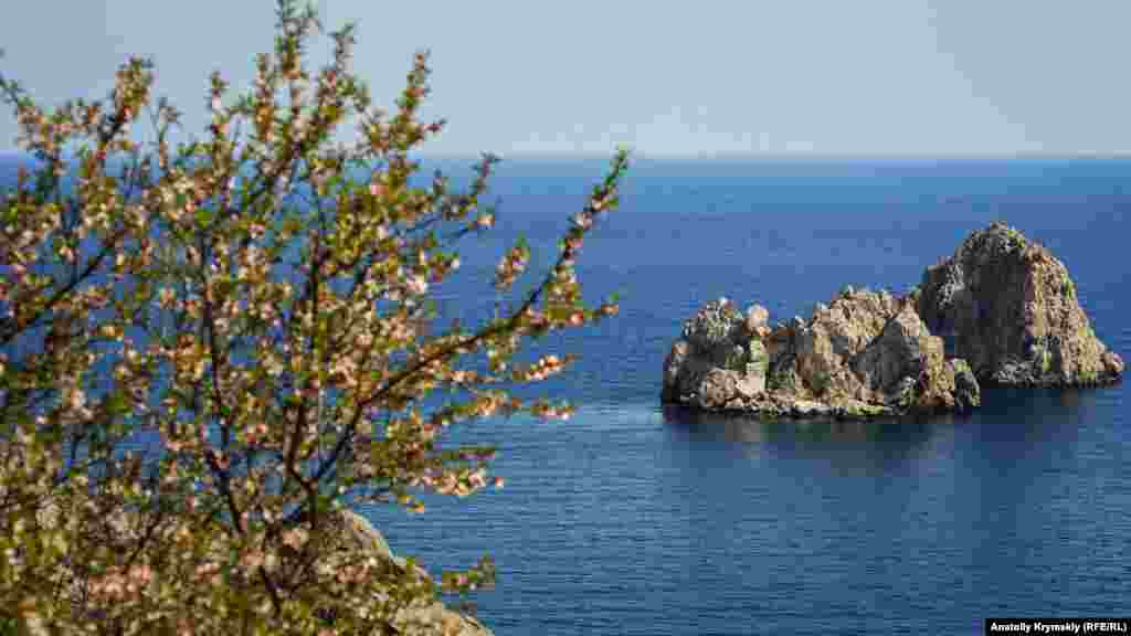 Adalar - yalıdan 250 metr uzaqlıqta eki qayalı ada. Anda baklan sürüleri buluna