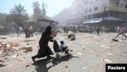 پیش از این نیز بازارها در دوما و مناطق نزدیک دمشق هدف حملات حکومت سوریه قرار گرفته‌ بودند (در تصویر ۱۲ اوت)