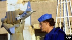 قذافی در باب‌العزیزیه، محل پیشین سکونت وی که در سال ۱۹۸۶ مورد حمله جنگنده‌های آمریکایی قرار گرفت