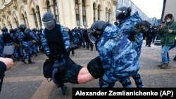 Задержание сторонника Алексея Навального на митинге в Москве, 31 января 2021 года