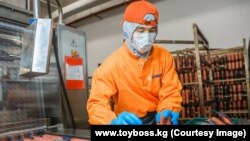  "Тойбосс" компаниясынын кызматкери иш учурунда. Сүрөт компаниянын сайтынан алынды. 