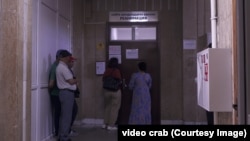 Азиза Гулмуродова жаткан жандандыруу бөлүмү. Дилафруз кызынын абалын билүү үчүн эшик алдында дарыгерди күтүп турат.