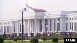 Дунë пойтахтларида иқтисодий инқирозга қарши кураш мавзуи долзарб бўлиб турган ҳозирги пайтда¸ Ўзбекистон Сенати ҳам бу "мода"дан четда қолмасликка аҳд қилган кўринади.