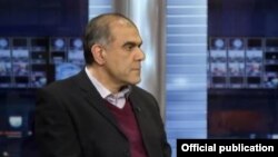 Председатель «Учредительного парламента» Гарегин Чугасзян в студии «Азатутюн ТВ» (архив)