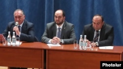 Министр образования и науки Араик Арутюнян (в центре) на одном из совещаний с участием директоров общеобразовательных школ (архив)