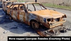 Залишки автомобілів розстріляної військовими РФ колони цивільних людей, які пробували виїхати з окупації. Київщина, Липівка, квітень 2022 року