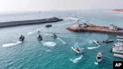 İran İnqilab Keşikçiləri Korpusunun sürətli qayıqları Fars körfəzində təlimlərdə.