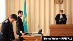 Судья Наталья Маркашова оглашает решение суда по иску Рафика Ипкаева. Темиртау, 19 января 2012 года.