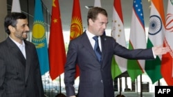 دیمیتری مدودیف، رئیس جمهوری روسیه و محمود احمدی‌نژاد رئیس دولت ایران