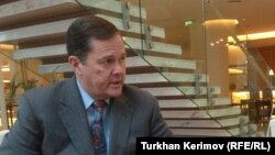 Заместитель госсекретаря США по вопросам демократии, прав человека и труда Томас Мелиа.
2012