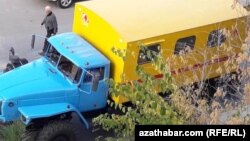 Представители городской газовой службы, объезжают микрорайоны Ашхабада, предлагая населению оборудование и установку