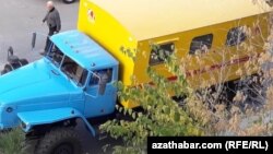 Автотранспорт городской службы по установке газовых счетчиков, Ашхабад, 2 ноября 2018.   