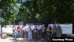 Къизаллашна дуьхьал йолчу митинге гулбелла оьрсийн-нохчийн тIемашкахь тIепаза байначеран а, къизаллаш лайначеран а гергарнаш, Соьлж-гIала, 26Ман2012 