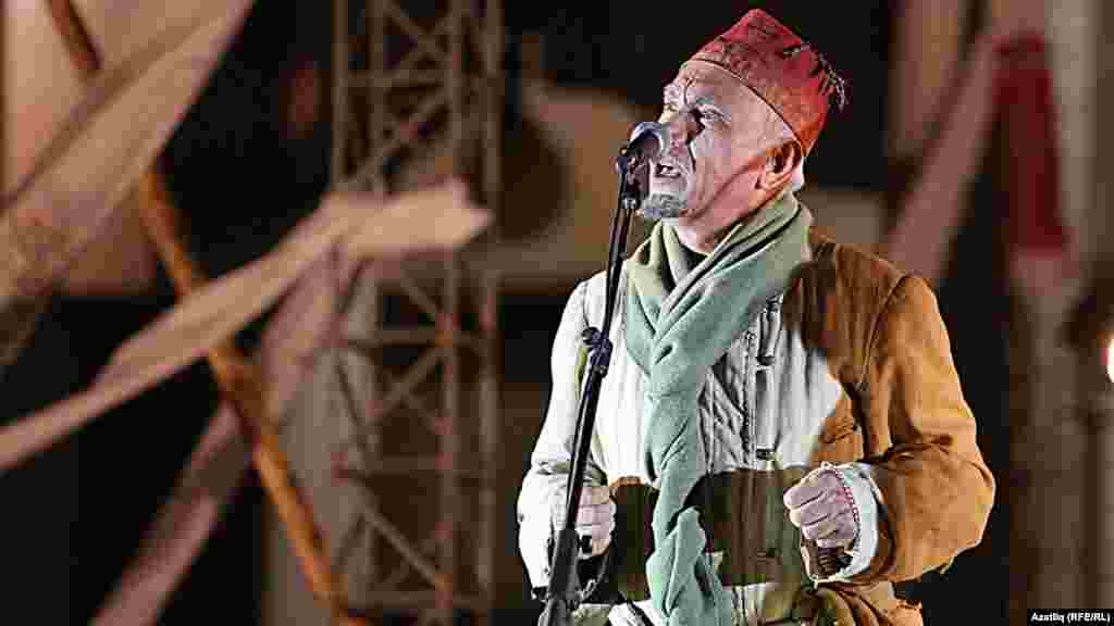 Камал театры каршында яңа сезон ачу тантанасы. Илдус Әхмәтҗанов.