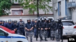 Полицаи разпръснаха протеста пред районното полицейско управление в Хасково