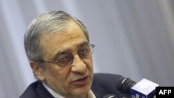 به تازگی وزير کار و منتقد شديد ريس کل بانک مرکزی، پيشنهاد کرده بود که برای پايان دادن به اختلاف نظر ها، هم خود او و هم طهماسب مظاهری برکنار شوند. (عکس: AFP)