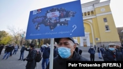 Митингіге қатысушы Қытай экспансиясына қарсы жазу ұстап тұр. Алматы, 31 қазан 2020 жыл.