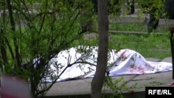 Санжар Кадыралиевди Бишкектин С. Ибраимов жана Ж. Бөкөнбаев көчөлөрүнүн кесилишиндеги үйүнүн жанында белгисиз бирөөлөр атып кетишти. 