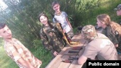 Вишкіл «Гайдамацької січі» у Карпатах. Заняття з розбирання та збирання автомату. Фото з Facebook
