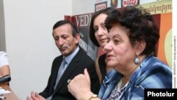 Директор Центра экологических программ Министерства охраны природы Армении Виктор Мартиросян и председатель ассоциации «Во имя стабильного человеческого развития» Карине Даниелян на пресс-конференции. Ереван, 14 сентября 2010 г. 