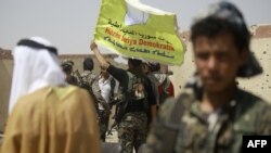 نیروهای دمکراتیک سوریه در روستای هزیمه در شمال شهر رقه.