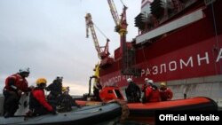 Активисты "Гринпис" высадились на нефтяной платформе "Приразломная". 