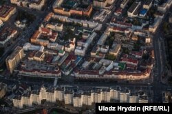 На фота 2017 году ў правай частцы кадру ў двары бачны даўгабуд, які сёлета нарэшце зьбіраюцца закончыць. Унізе кадру — дом на Нямізе, знос якога быў сярод адной з прапановаў менчукоў падчас абмеркаваньня праекту разьвіцьця Старога гораду