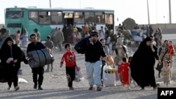 در روزهای اخیر تصاویر زیادی از موج اخراج شهروندان افغانستانی از طریق مرز اسلام‌قلعه در استان هرات منتشر شده است