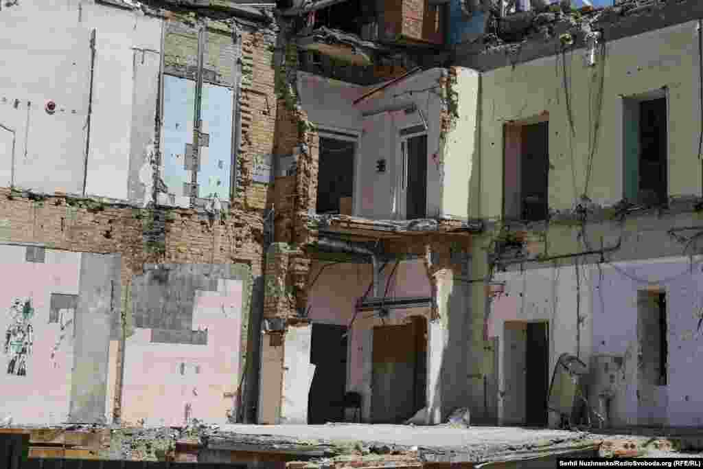 До розбору завалів тоді долучилися сотні людей.Ці фотографії зроблені біля повністю зруйнованого корпусу, який відновити неможливо