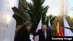 Бронзовый бюст легендарному советскому разведчику установлен в Парке Солидарности города Фуэнлабрада. В памятных мероприятиях принимали участие глава Северной Осетии Таймураз Мамсуров и глава югоосетинского МИДа Давид Санакоев.
Фото: 1tv.ru