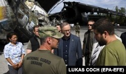 Прем’єр-міністр Австралії Ентоні Албенізі (посередині) під час відвідин Гостомельського аеропорту, за який велися запеклі бої між ЗСУ і російськими військовими. Гостомель, 3 липня 2022 року