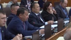 Комсомолду даңктаган депутат кагуу жеди