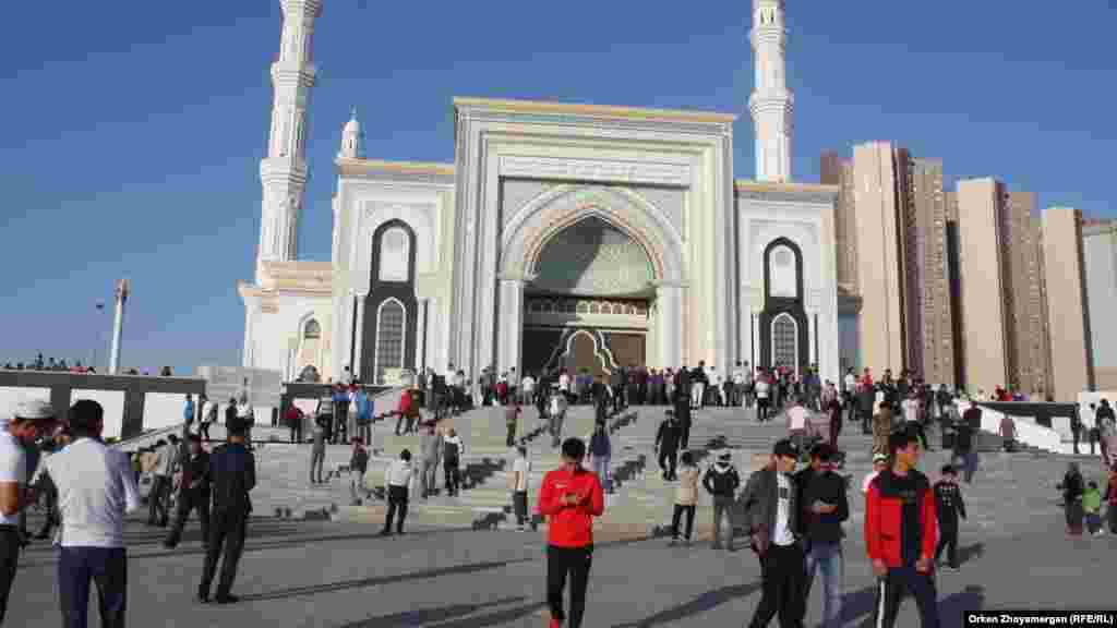 Нұр-Сұлтанда Құрбан айт намазы таңғы 7:00-де басталады деп айтылған. Әзірет Сұлтан мешітіне жұрт бірнеше сағат бұрын ерте келді.